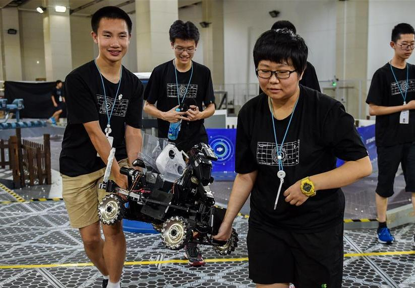 高中生“工程师”制作的机器人